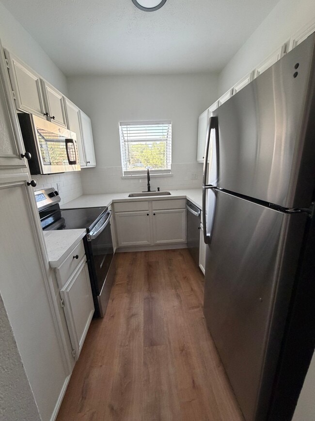 Building Photo - 2323 Fairwind Rd