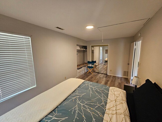 Building Photo - NIce remodeled 2 bedroom home close to dow...