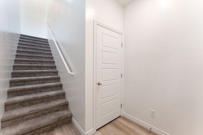 Foto del edificio - Bright Townhome in Gated Community!