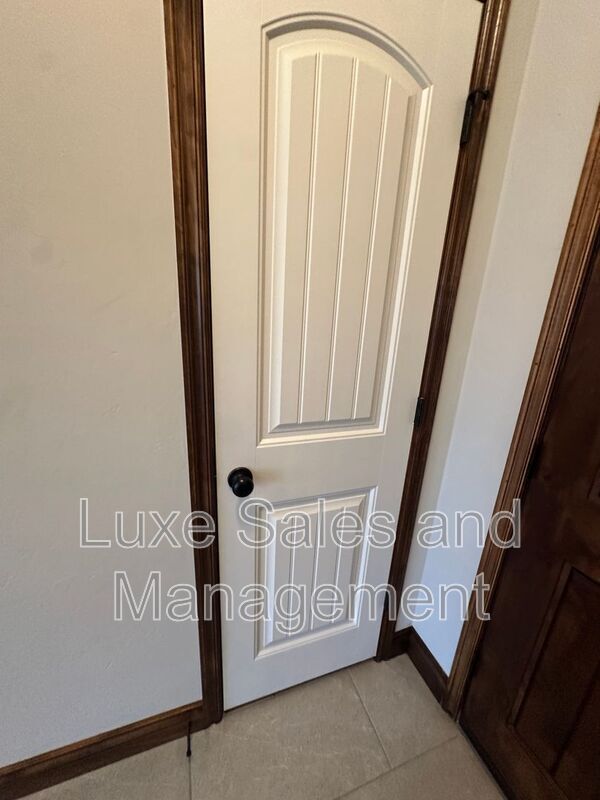 Foto del edificio - 8787 St George Way