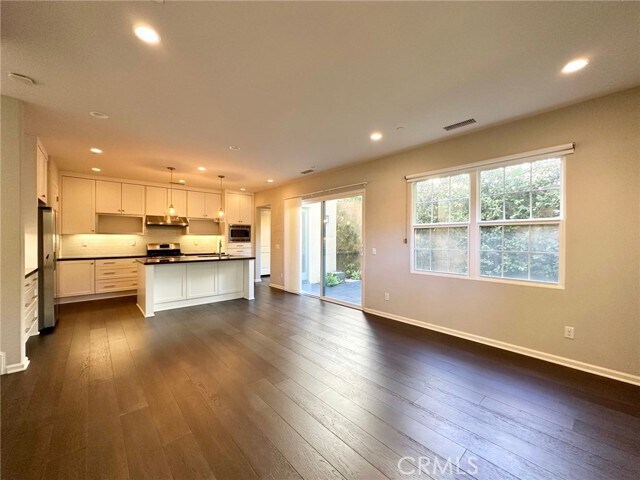 Building Photo - 125 Painted Trellis