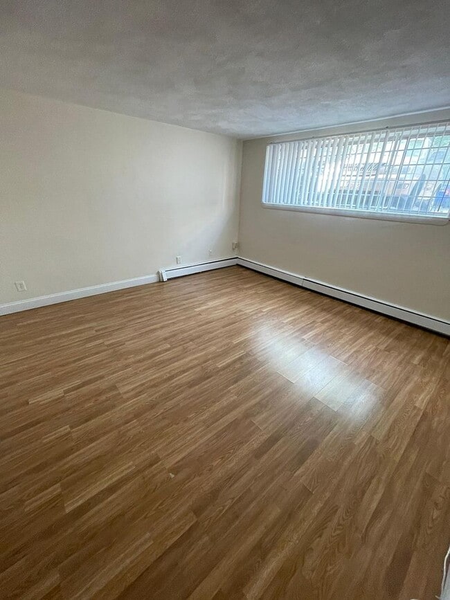 Building Photo - Available 09/01/2026 | 2 Bed / 1 Bath | Pet Friendly | Parking Available for Rent | Heat & Hot Wa...