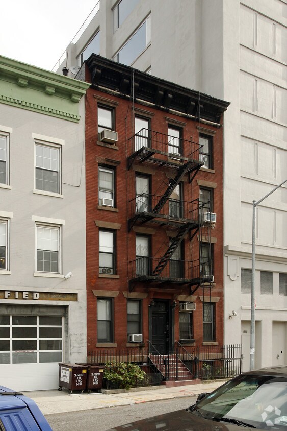 Building Photo - 621 W 51st St