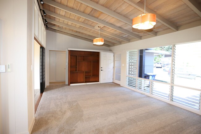Building Photo - Moanalua Gardens - Renovated - single leve...