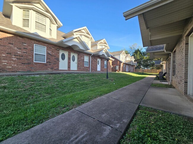 Foto del edificio - Capri Townhomes