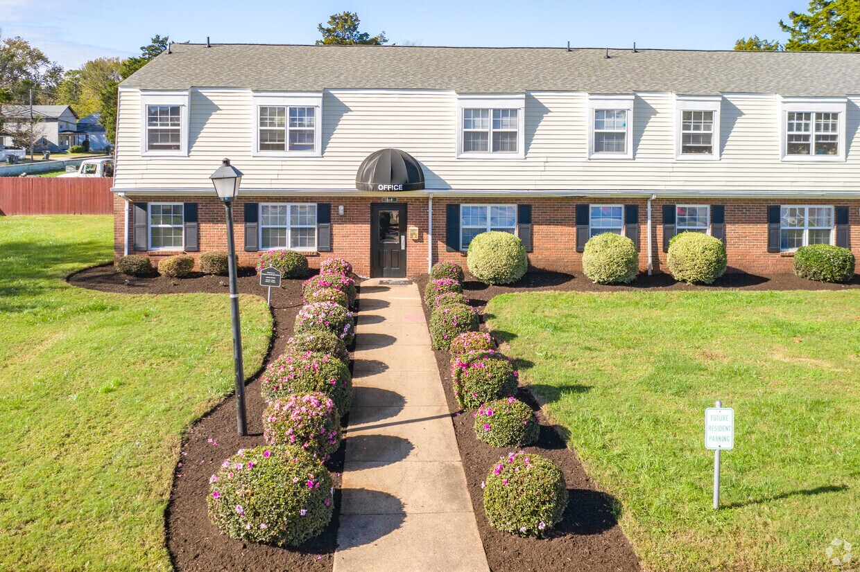 Hampton Creek Apartments Rentals in Hampton at 1115 E Pembroke Ave