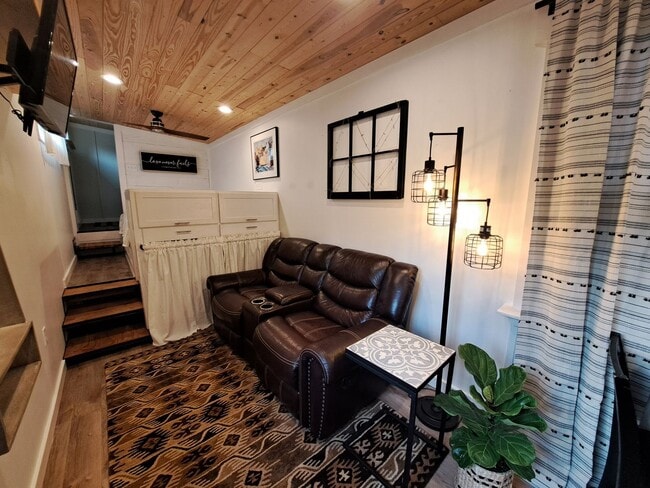 Building Photo - Furnished Tiny Home