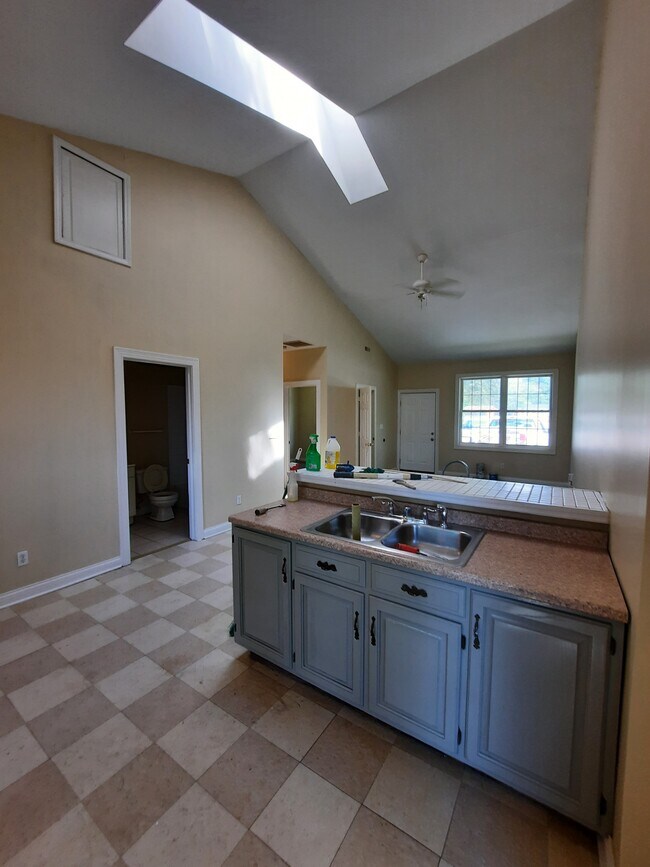 Kitchen sink cabinets - 5301 Mansfield Ct