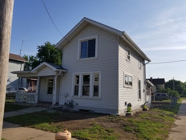 Building Photo - Updated 3 Bedroom House with 1st floor lau...