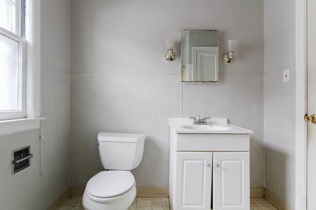 Foto del edificio - PRELEASING for AUGUST! Close to Campus: In...