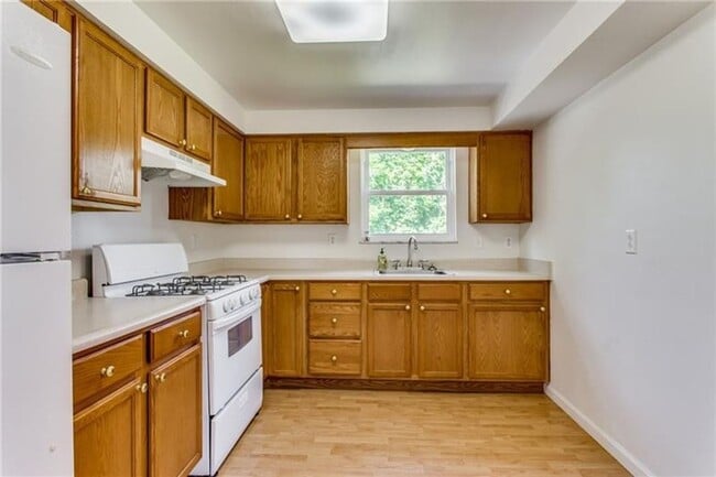 Beautiful 3 Bed / 1.5 Bath with Garage and Large Yard - Available May!! - Beautiful 3 Bed / 1.5 Bath with Garage and Large Yard - Available May!! House
