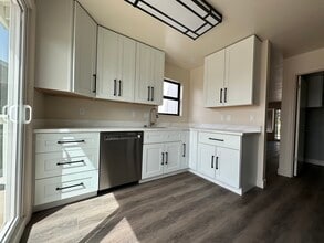 Building Photo - 719 3rd St