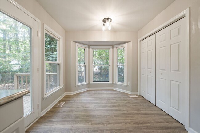 Building Photo - Available Early March - Renovated 3 bed, 2...