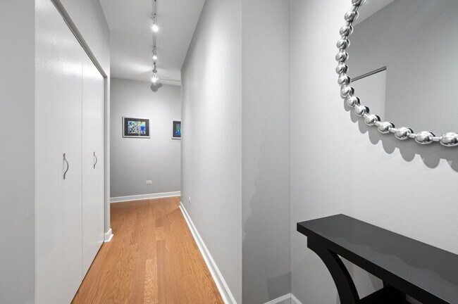 Foto del edificio - 330 N Jefferson St
