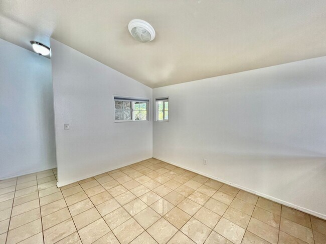 Building Photo - Beautiful 3B/2BA located in Sera Mesa with...