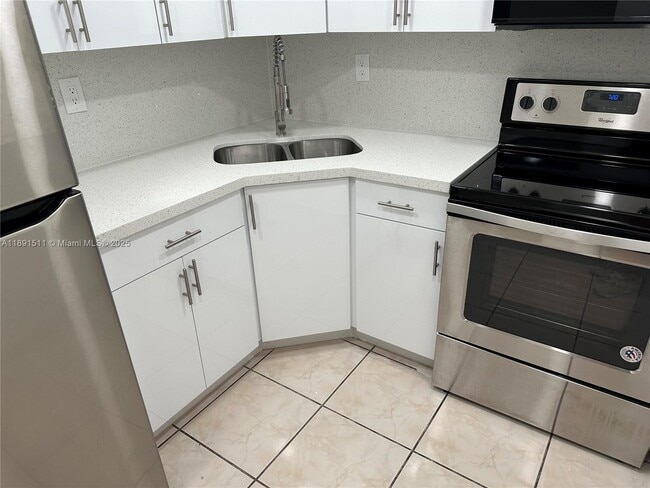 Foto del edificio - 606 W 81st St