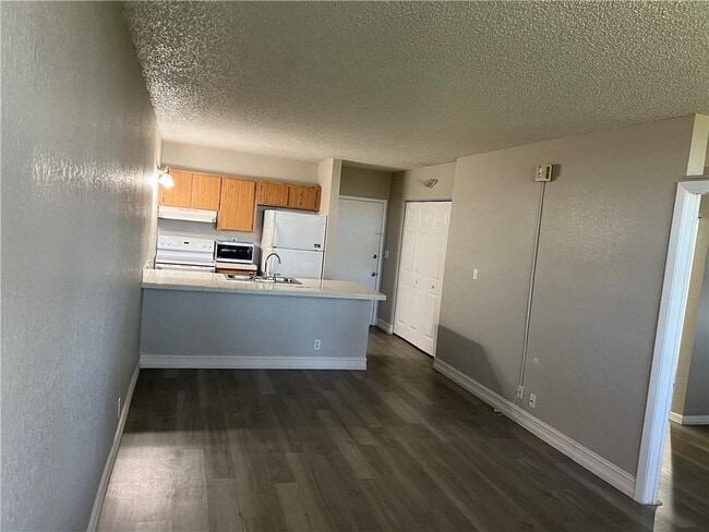 Building Photo - 2401 Riverside Dr