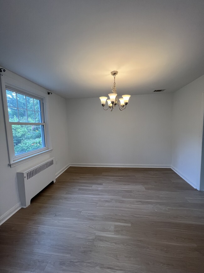 Building Photo - 845 Delmont Dr