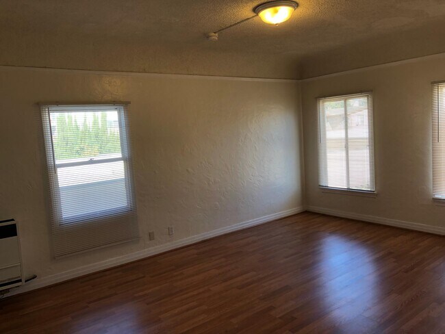 Building Photo - 1522 N Mariposa Ave
