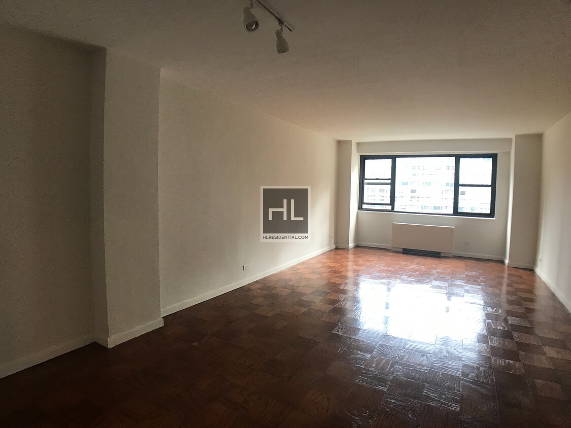 Building Photo - 300 W 55th St
