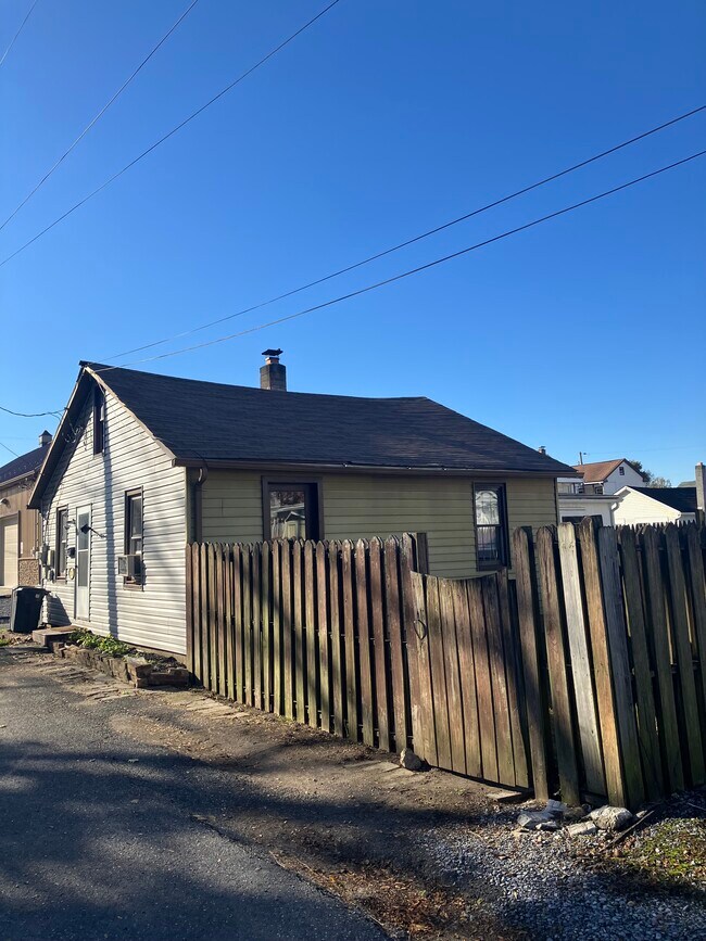 Lado - 215 N Railroad Ave