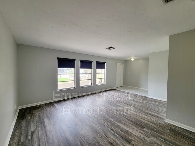 Building Photo - 930 SE 25th Ln