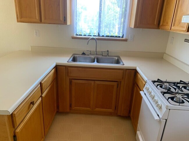 Foto del edificio - 1 Bedroom, Stand alone apartment on private property, 2 car garage