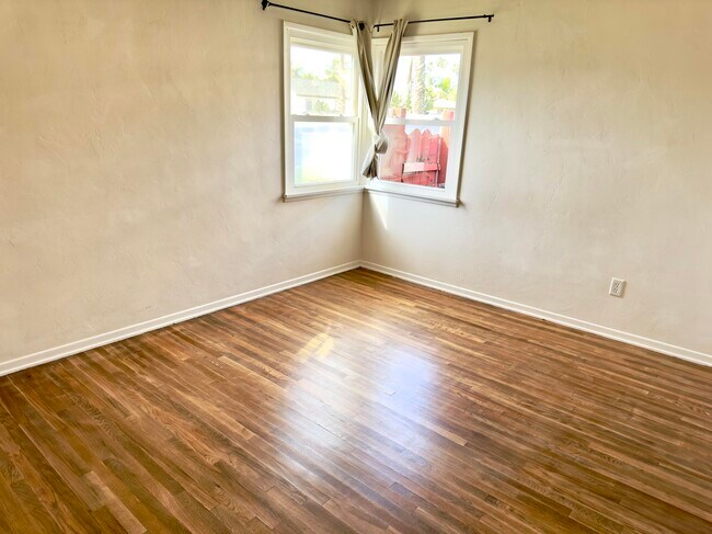 Foto del edificio - 1914 S Tremont St