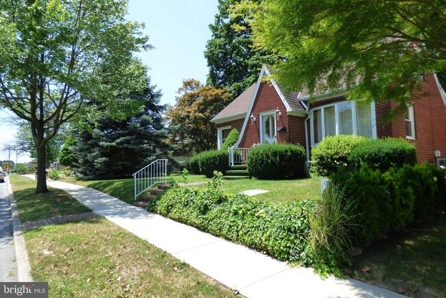 Building Photo - 430 Moul Ave