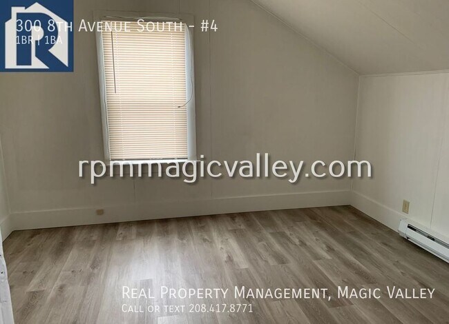 Foto del edificio - Upstairs Apartment - First Month $325!!