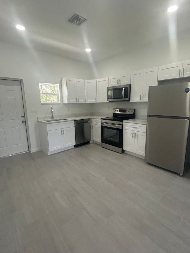 Building Photo - Brand-New Modern 2BR/2BA Home with Garage – Desirable Lake Placid Location