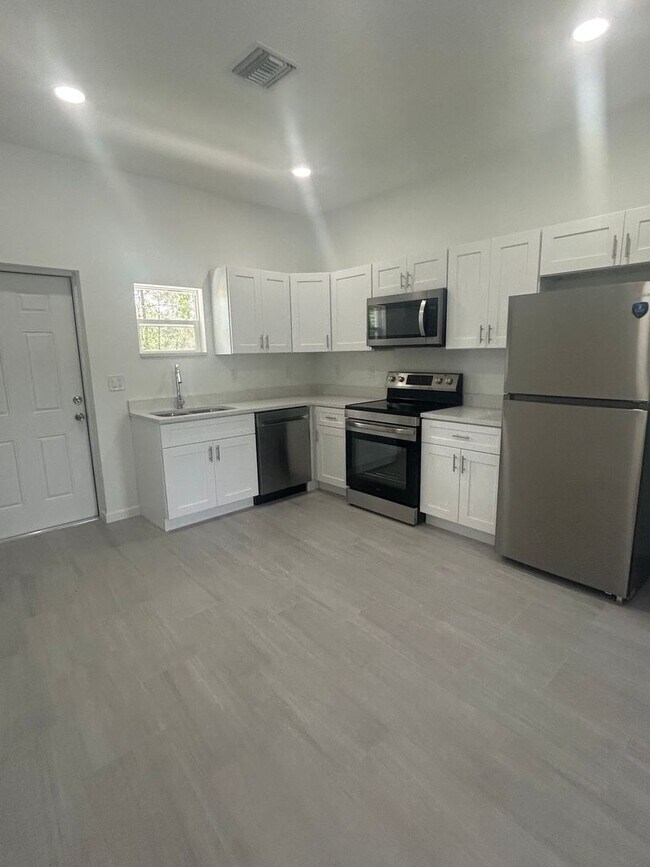 Foto del edificio - Brand-New Modern 2BR/2BA Home with Garage – Desirable Lake Placid Location