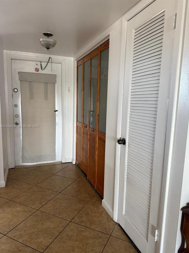 Foto del edificio - 8220 Sunrise Lakes Blvd