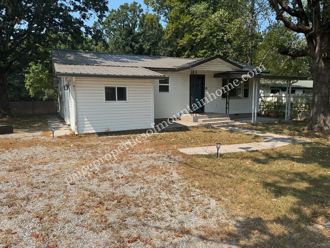 Primary Photo - Charming 3 bed, 2 bath off Hwy 5 South