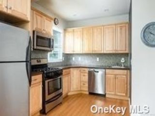 Foto del edificio - 72 Floral Blvd