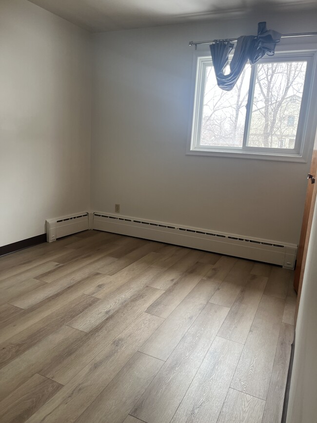 Building Photo - 409 4th Av N