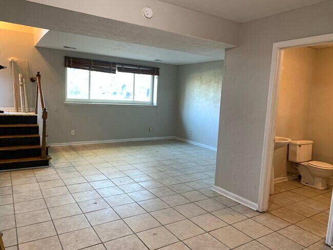 Building Photo - 1368 Dix Dr