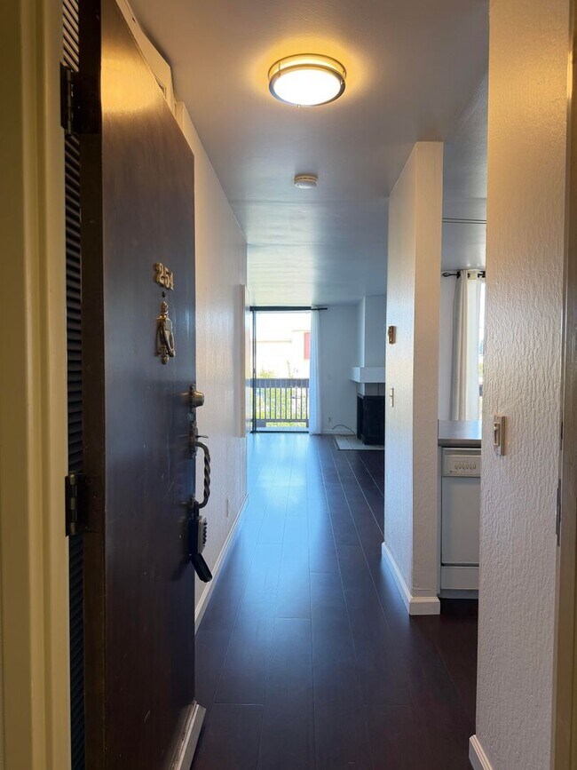 Building Photo - 2101 Shoreline Drive Apt 254