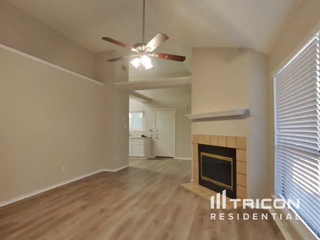 Foto del edificio - 906 Sylvan Creek Dr