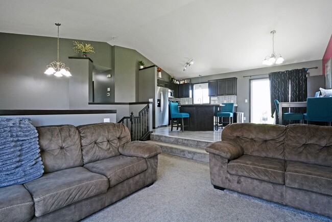 Foto del edificio - Spacious 4-Bedroom Gem in Buffalo with 3-C...