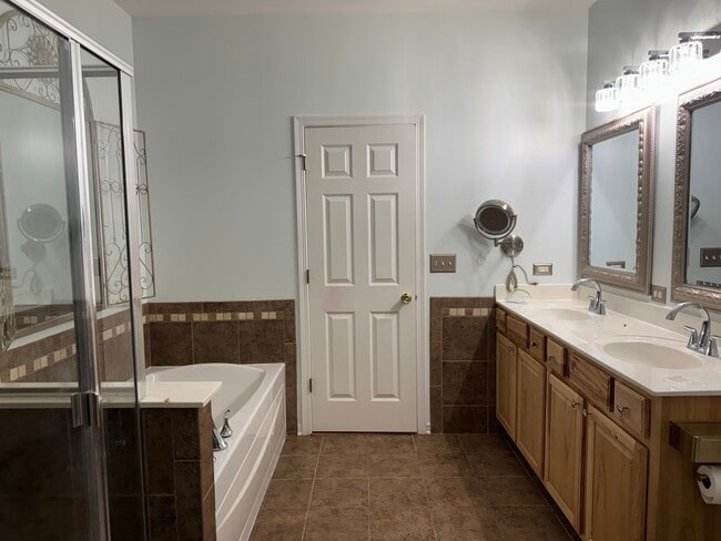 Building Photo - 916 Bluebell Cir