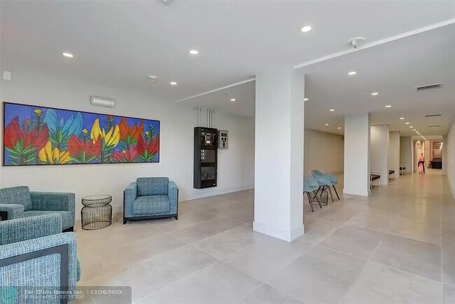 Foto del edificio - OUTSTANDING FURNISHED OR NON-FURNISHED TWO...