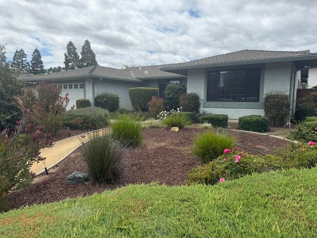 Building Photo - 515 La Baree Dr