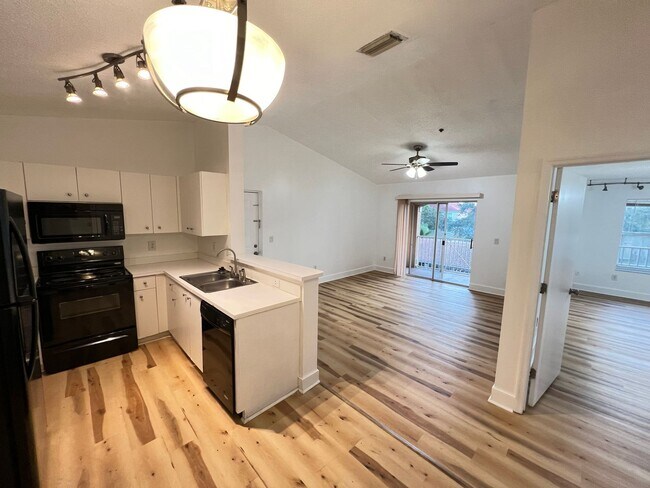 Foto del edificio - Perfect location! Spacious 1/1 with lots o...