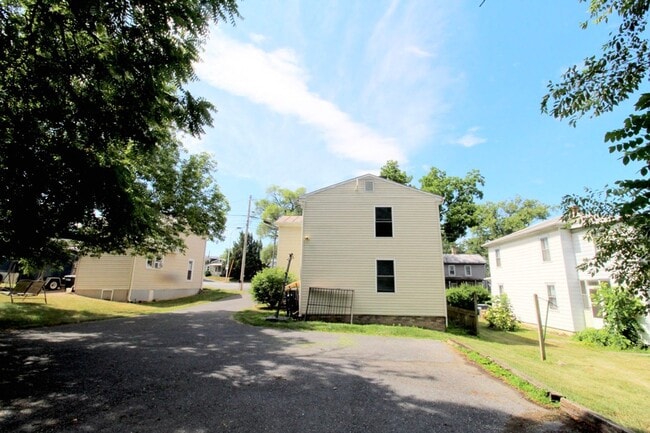 Building Photo - 272 W Bruce St