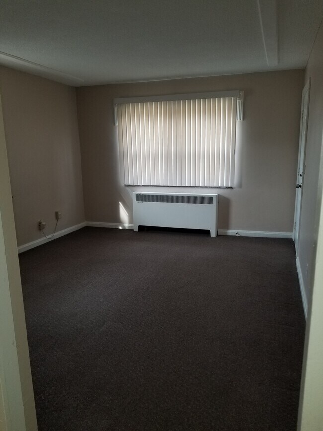 Livingroom - 3619 Woodford Rd