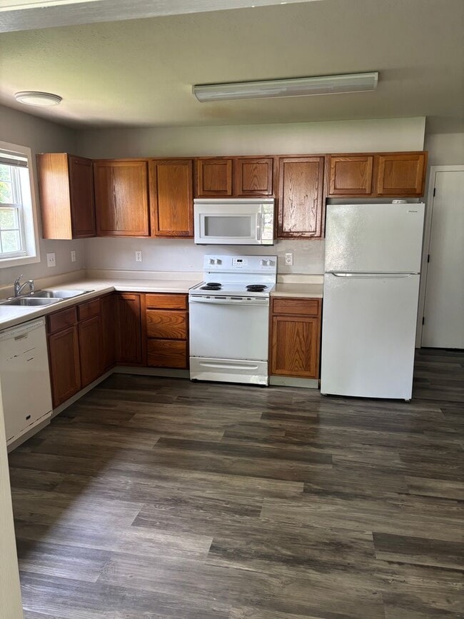 Building Photo - 2650 E Oakbrook Dr