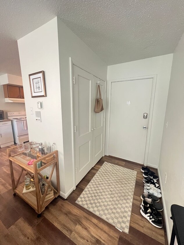 Primary Photo - AVAILABLE AUGUST 1 - Spacious 1 Bedroom Ap...