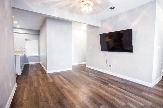 Building Photo - 504 W 35th St