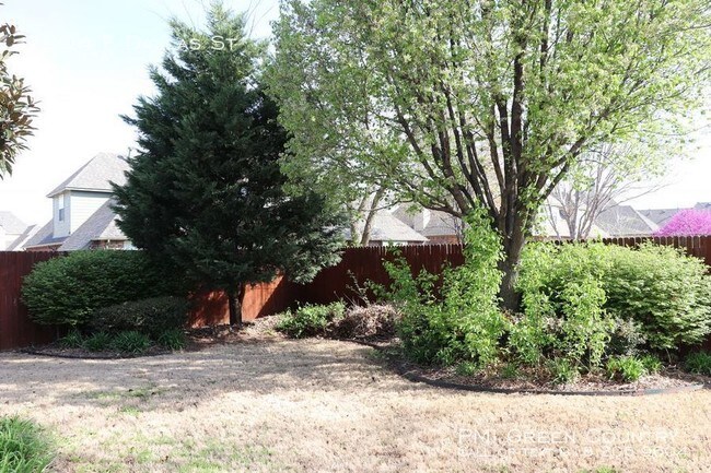 Foto del edificio - 7804 E DALLAS ST - LOCHMERE AT FORREST RIDGE